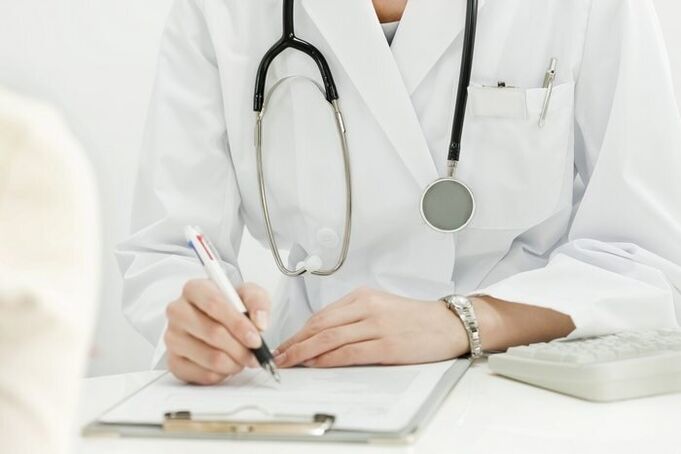 طبيب يعالج الإصابة بالديدان الطفيلية